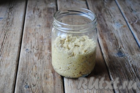 Переложить готовый яичный паштет в чистую, сухую баночку с крышкой. И отправить в холодильник на 30 минут, чтобы он охладился и настоялся. Из указанного количества ингредиентов выходит 1/2 пол-литровой банки.&nbsp;
