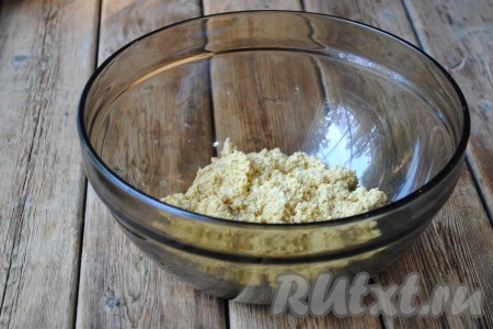 С помощью блендера пробить ингредиенты в однородную, гладкую массу. У кого нет блендера, можно воспользоваться мясорубкой.&nbsp;
