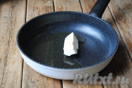 Подготовить необходимые ингредиенты для приготовления паштета. Яйца отварить вкрутую и остудить. Грецкие орехи очистить от скорлупы и перегородок. В сковороду добавить сливочное и растительное масла. Отправить сковороду на огонь.&nbsp;
