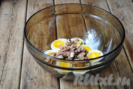 К яйцам добавить ядра грецких орехов.&nbsp;
