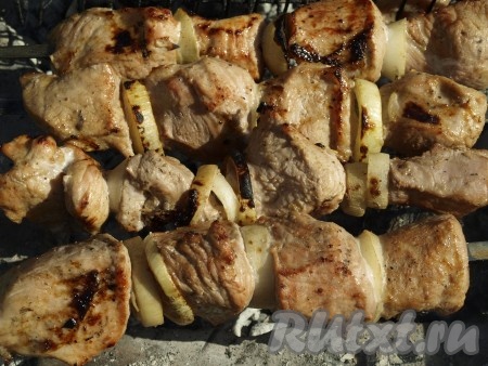 Часто переворачиваем мясо, чтобы оно не подгорело. Стараемся, чтобы жар от углей был сильным, но не возникало открытого огня, иначе мясо может подгореть. То есть процесс жарки требует постоянного внимания. Этим особенно любят заниматься мужчины - их не оторвать от мангала! Готовность мяса проверяем, надрезав ножом кусочек шашлыка наполовину (если разрез мяса без розового оттенка - значит наш шашлык готов). Если куски разного размера, то обычно мелкие подходят быстрее, чем крупные. Об этом не забываем и стараемся нарезать мясо на одинаковые кусочки или нанизывать на каждый шампур кусочки приблизительно одинакового размера.