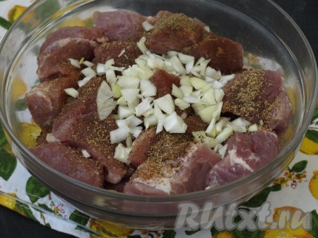 Одну луковицу нарезаем кубиками, добавляем к мясу. Также добавляем перец и приправу. Тщательно массируем мясо с луком, чтобы лук пустил сок.
