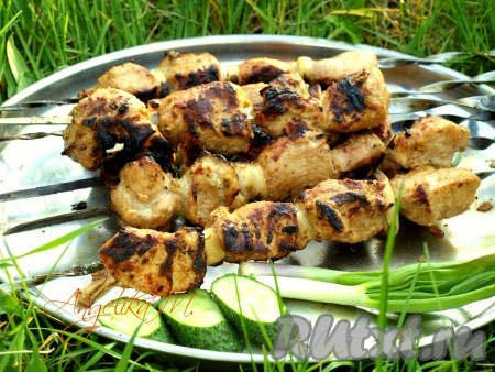С пылу, с жару подаём шашлыки к столу.&nbsp;Дополняем овощами и зеленью. Шашлык, замаринованный в томатном соусе, получается ароматным и очень вкусным! Попробуйте!
