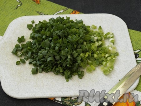 Зелёный лук промыть и обсушить, затем мелко нарезать.

