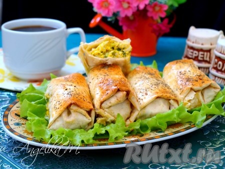 Подаём вкуснейшие пирожки из лаваша с яйцом и луком к столу.
