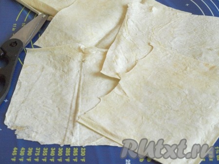 Каждый лист лаваша разрезать на 6 квадратов. В упаковке, как правило, 2 листа, таким образом у нас получится 12 квадратов.
