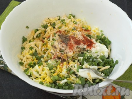 К сыру, яйцам и луку добавить сметану, соль и перец, также можно добавить свежий укроп или петрушку, хорошо перемешать и начинка для пирожков из лаваша готова.
