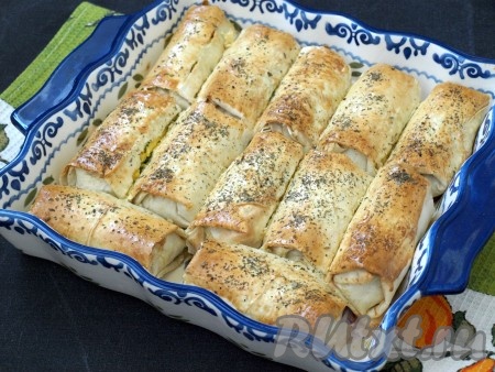 Разогреть духовку до 190 градусов и запекать пирожки 20-25 минут, пока верх не станет золотистым.
