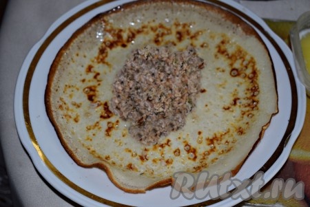 На середину каждого блина выложить мясную начинку.
