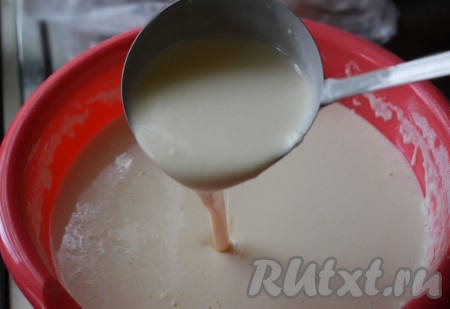 Количество муки регулируйте, исходя из консистенции теста (если тесто получилось жидковатым - можно добавить немного муки, а если слишком густым - можно тесто слегка разбавить кипяченой водой). По виду и по консистенции тесто должно напоминать сгущенное молоко - оно будет не жидким и не густым. Готовое тесто оставить на 10-15 минут для набухания клейковины.
