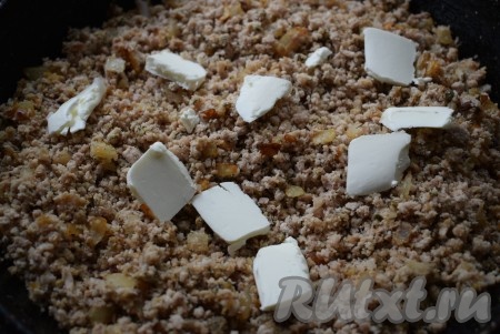 Для того чтобы мясная начинка была сочной и не рассыпалась, добавить к смеси мяса и лука кусочки сливочного масла, хорошо перемешать.
