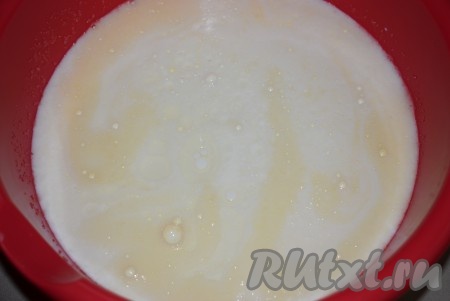 затем добавить молоко и перемешать все при помощи погружного блендера.
