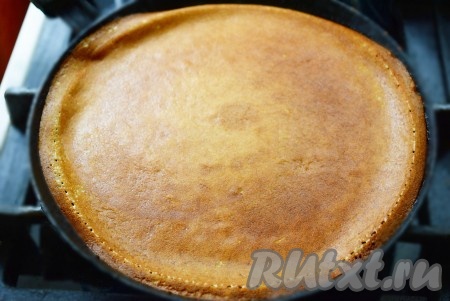 Жарить блинчик на среднем огне с двух сторон до золотистого цвета.
