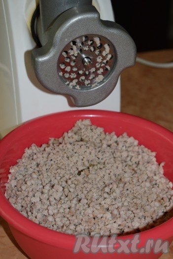 Для приготовления начинки мясо пропустить через мясорубку.
