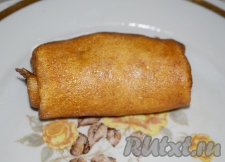 Перед подачей блинчики с мясом обжарить на среднем огне на сливочном масле с двух сторон до золотистого цвета.
