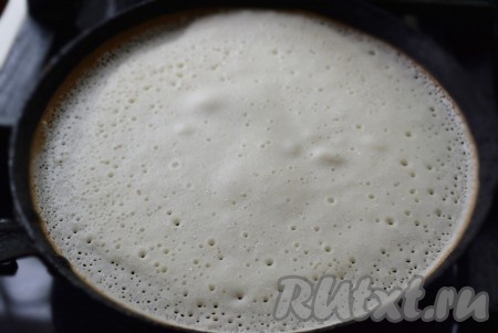 Разогреть сковороду для жарки блинов, перед первым блином смазать поверхность растительным маслом (перед выпеканием следующего блина сковороду можно не смазывать маслом). На разогретую сковороду налить небольшое количество теста, распределяя его тонким слоем по всей поверхности.