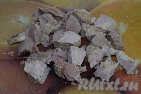 Такие блины, замешанные на молоке, можно приготовить с любой начинкой на Ваш вкус. У меня в этот раз мясная начинка из вареного мяса.
