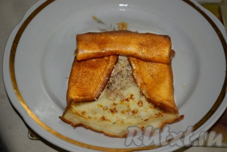 Свернуть блин конвертиком, как на фото.
