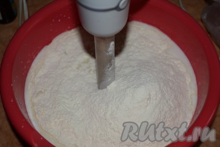Понемногу добавлять муку и перемешивать погружным блендером блинное тесто до однородности.
