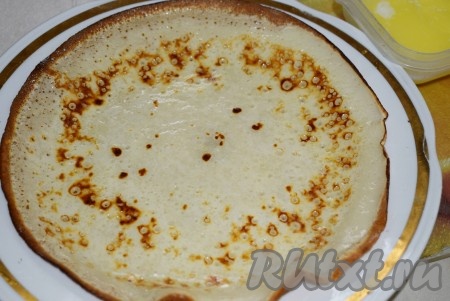 Готовый блин с помощью кулинарной кисточки смазать растопленным сливочным маслом. Аналогично пожарить все блины, смазывая их маслом и выкладывая друг на друга.
