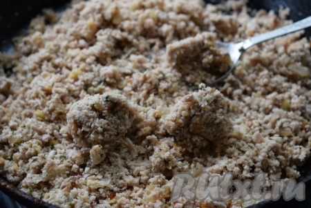 Вкусная, сочная мясная начинка для блинов готова.
