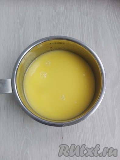 Пока пудинг выпекается, приготовим заливку. Для приготовления заливки в сотейник влить сливки и 4 столовые ложки воды, добавить сливочное масло и сахар, нагреть на небольшом огне, помешивая, до полного растапливания масла и растворения сахара.