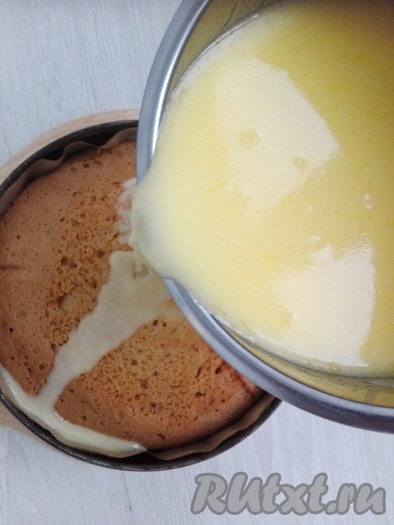 Горячий пудинг полить заливкой.