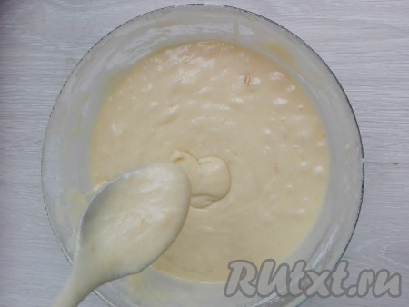 Постепенно всыпать мучную смесь в яичную смесь, перемешать до однородности. Тесто получится достаточно густым.