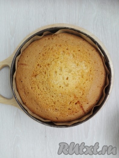 Достать пудинг из духовки.