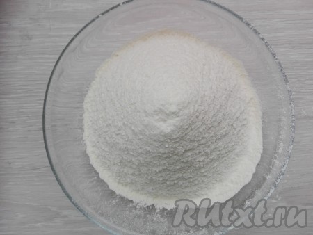 Отдельно просеять муку с солью и содой.