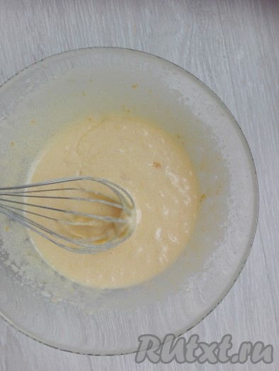 Для приготовления теста для пудинга взбить яйца с сахаром, абрикосовым джемом и размягченным сливочным маслом до пышности. Затем добавить уксус, перемешать. Влить молоко и ещё раз перемешать.