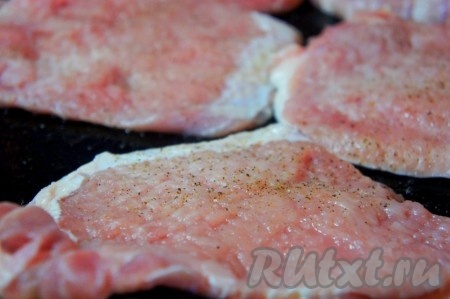 Мясо отбить, посолить, поперчить, оставить на 10 минут.