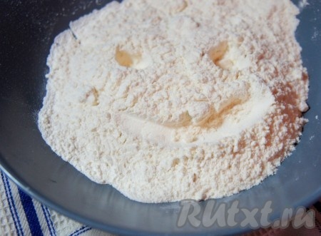 Подготовить заранее муку.