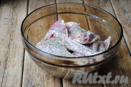 Добавить к кусочкам гуся соль, чёрный молотый перец и итальянские травы, хорошо перемешать, чтобы специи покрыли каждый кусочек мяса.&nbsp;
