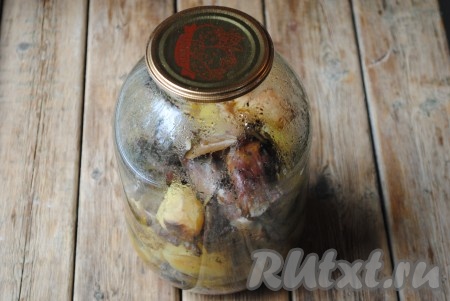 С металлической крышки снять резинку. Накрыть банку с гусем и картошкой металлической крышкой без резинки и отправить её в холодную духовку.&nbsp;Включить духовку и тушить мясо при температуре 180 градусов 1,5 часа. Время приготовления будет зависеть от возраста птицы. По истечении времени аккуратно достать банку из духовки и поставить на деревянную доску, чтобы банка не лопнула. 