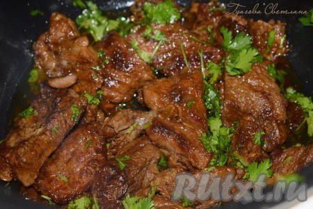 Затем открываем крышку мультиварки, солим, перчим мясо. Обычно жареная говядина полностью готова за 1 час , но если у Вас мясо грубое, то можно продлить тушение с небольшим количеством воды еще на некоторое время. Добавляем к готовому мясу измельченную зелень, очень хорошо это блюдо сочетается с кинзой. Мясо получается насыщенного пряного вкуса и, благодаря луку и чесноку, необыкновенно ароматным.
