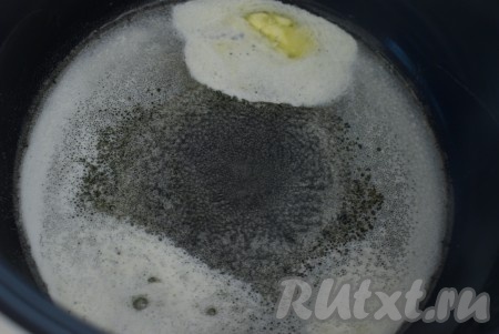 Включаем мультиварку на режим "Жарка", выбираем вид продукта "Мясо" (в мультиварке Редмонд М4502 этот режим длится 40 минут), добавляем в чашу мультиварки сливочное и растительное масла и, с момента когда мультиварка начнет отсчитывать время, кладем говядину и начинаем жарить.