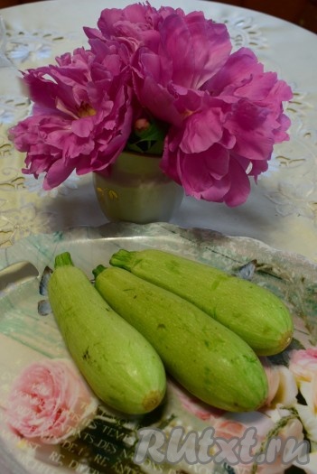 Кабачки вымыть и обсушить. У меня были молодые кабачки, я с них кожуру не снимала.