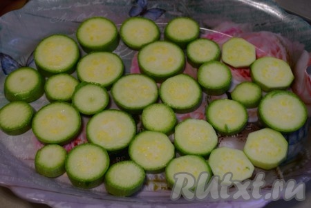 Нарезать кабачки на кружочки толщиной, примерно, 6 миллиметров, посолить и дать полежать 10 минут (за это время на кабачках выступит сок).