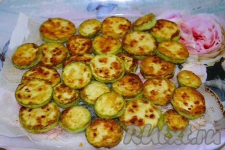 Готовые жареные кабачки со сковороды перекладывать на бумажные полотенца, чтобы&nbsp; удалить лишнее масло. Постепенно, не забывая обваливать в муке, обжарить все кабачки. Дать кабачкам остыть.