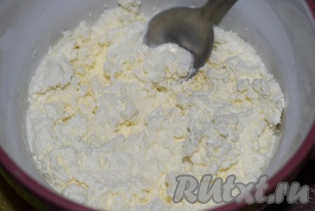 Пока кабачки остывают, приготовим смесь из творога и зелени. Для этого нужно выложить в миску творог, размять его вилкой до однородности, затем добавить сметану, соль, перемешать.