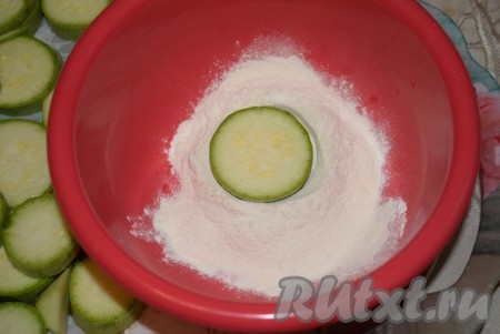 Подготовленные кабачки выложить в миску с мукой. Обвалять кабачки в муке со всех сторон. Обваливать в муке нужно столько кабачков, сколько смогут одновременно поместиться в один слой на сковороду.