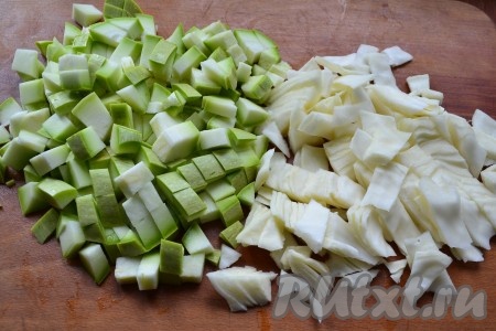 Кабачки (молодые кабачки можно не очищать от кожуры) нарезать кубиками, а капусту - небольшими квадратиками.
