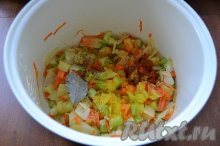 К обжаренным овощам добавить соль, приправу, паприку, карри, чёрный молотый перец, лавровый лист и нарезанный чеснок, влить горячую воду, перемешать овощное рагу, крышку мультиварки закрыть. Выставить программу "Тушение" на 30 минут.