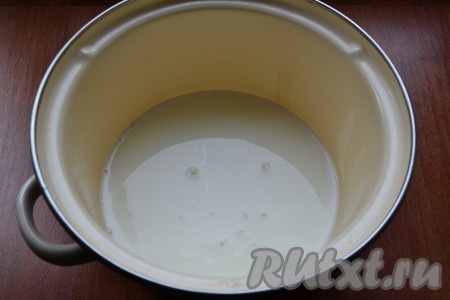 150 мл молока влить в кастрюлю, добавить сахар, ванильный сахар, перемешать.
