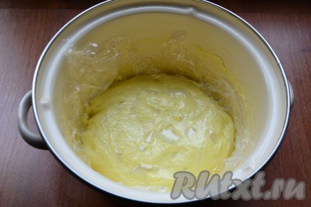 Накрыть заварную массу пищевой пленкой и остудить.