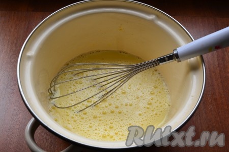 Соединить яичную смесь с молоком в кастрюле.
