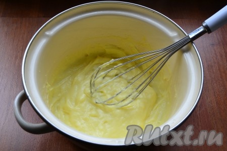 Кастрюлю поместить на средний огонь, добавить ванильный сахар и, при постоянном помешивании венчиком, довести смесь до кипения. Получится густая заварная масса.
