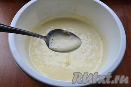 Тесто должно получиться чуть гуще, чем на блины.