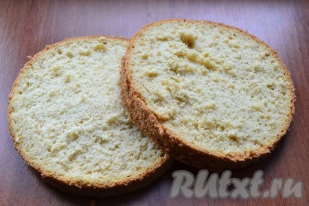 Оставить бисквит в форме на 5-7 минут, после чего аккуратно, подрезая ножом бока, вынуть его из разъемной формы. Остудить на решетке. Как и всем бисквитам, этому - желательно дать время "отлежаться" (часов 5-6), но я готовила торт сразу, поэтому бисквит разрезала сразу после его полного остывания.